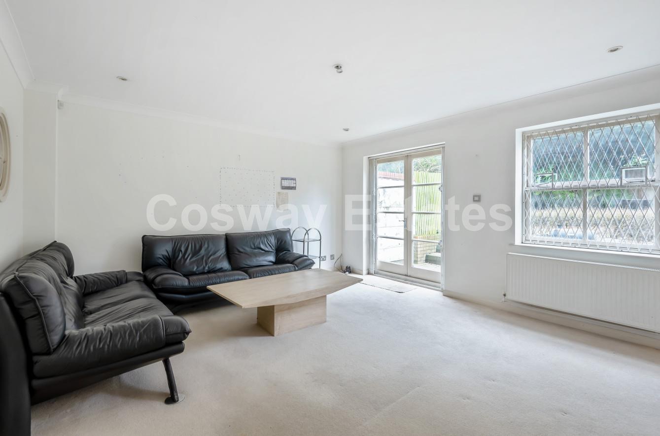Goodwyn Avenue, Mill Hill